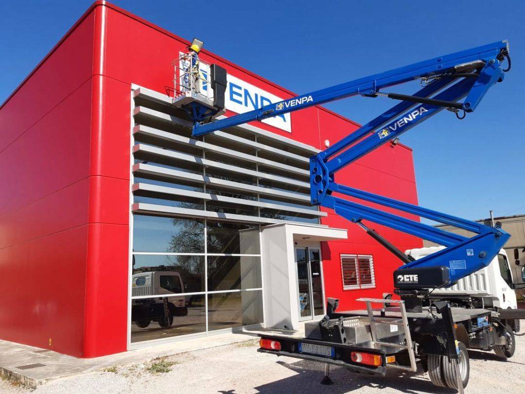 Piattaforme aeree per manutenzione stabilimenti...
